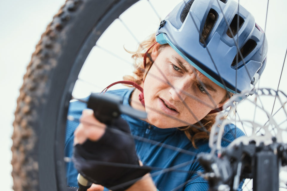 מדריך קצר: תיקון פנצ'ר (תקר) באופניים על ידי החלפת פנימית